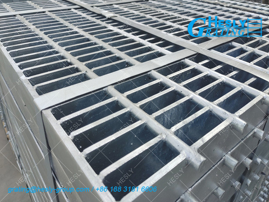 Welded Bar Grating, 32X5mm load bar @ 30mm pitch, 6mm square twisted bar, 1X1m grating panel, 50 micron meters zinc layer, HESLY China Grating factory