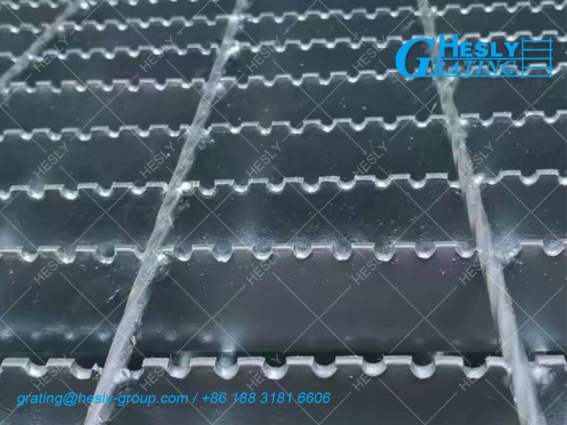 Serrated Bar Welded Grating | Anti Skidding Grating | 50μm galvanized coating | 35X5mm load bar | HeslyGrating China