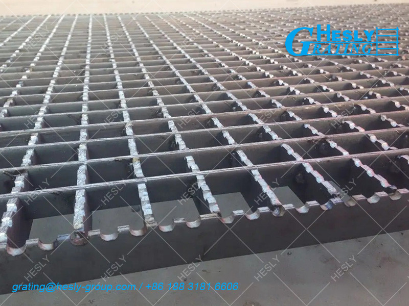 Serrated Bar Welded Grating | Anti Skidding Grating | 50μm galvanized coating | 35X5mm load bar | HeslyGrating China