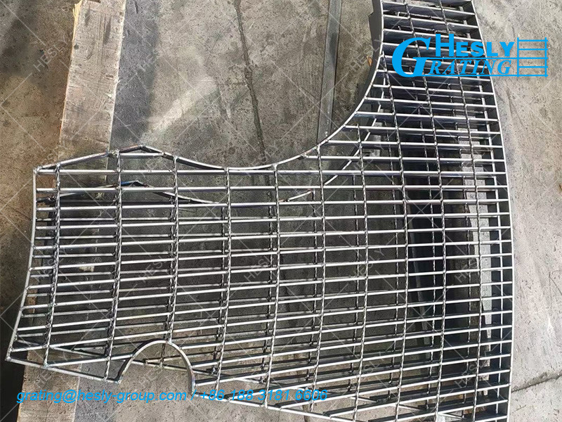 Welded Steel Grating For Water Tank | 50X5mm load bar | 8mm square twisted cross bar | 80μm zinc layer | Hesly Grating