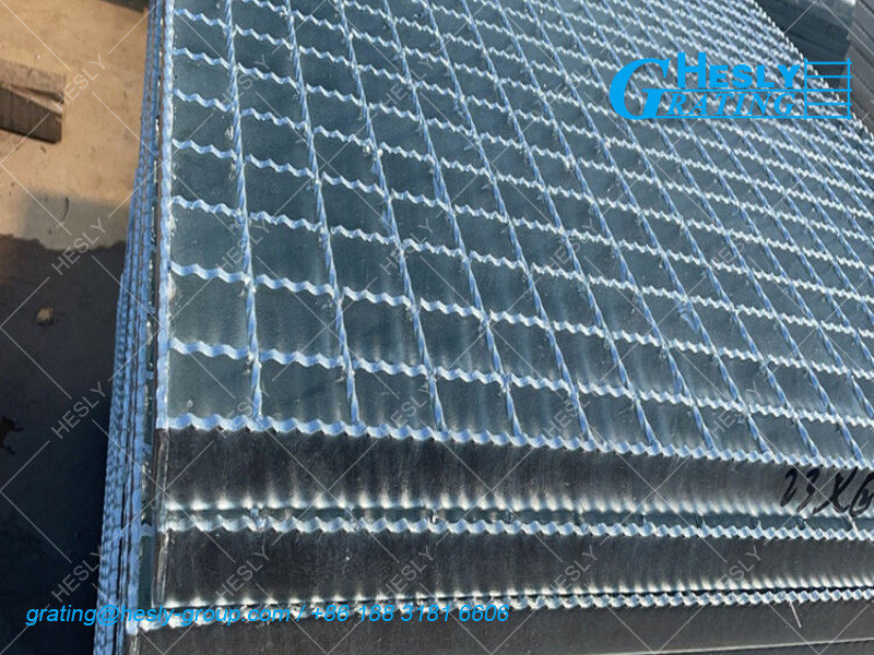 Serrated Bar Grating | 30X5mm beating bar @40mm pitch | 50 micron meter zinc layer | Hesly Grating, CHINA