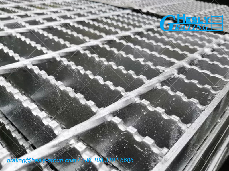 Forged Bar Grating, 32X5mm Load Bar, 40mm pitch, 8mm square twisted cross bar, SERRATED surface, 60micron galvanised coating, HESLY CHINA Grating Factory