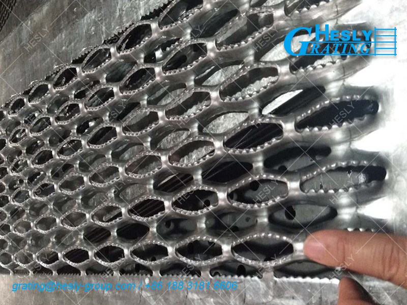 Grip Strut Safety Grating Plank | Diamond Shark Mouth Perforated Hole | Anti-skidding Stairs | HeslyGrating-China