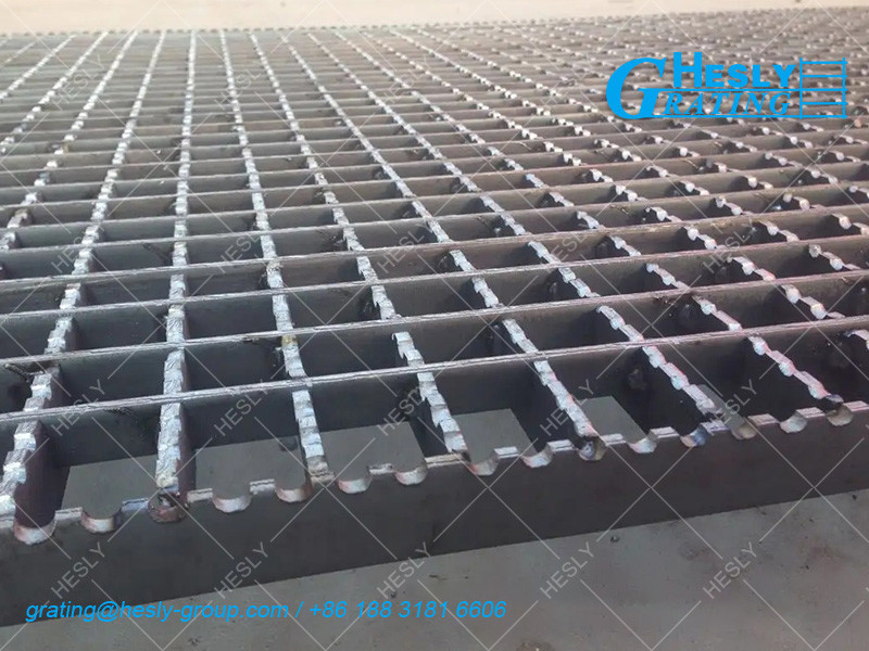 Serrated Bar Welded Grating | Anti Skidding Grating | 50μm galvanized coating | 35X5mm load bar | HeslyGrating China
