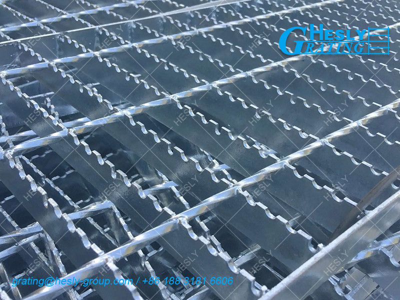 Serrated Bar Welded Grating | Anti Skidding Grating | 50μm galvanized coating | 35X5mm load bar | HeslyGrating China