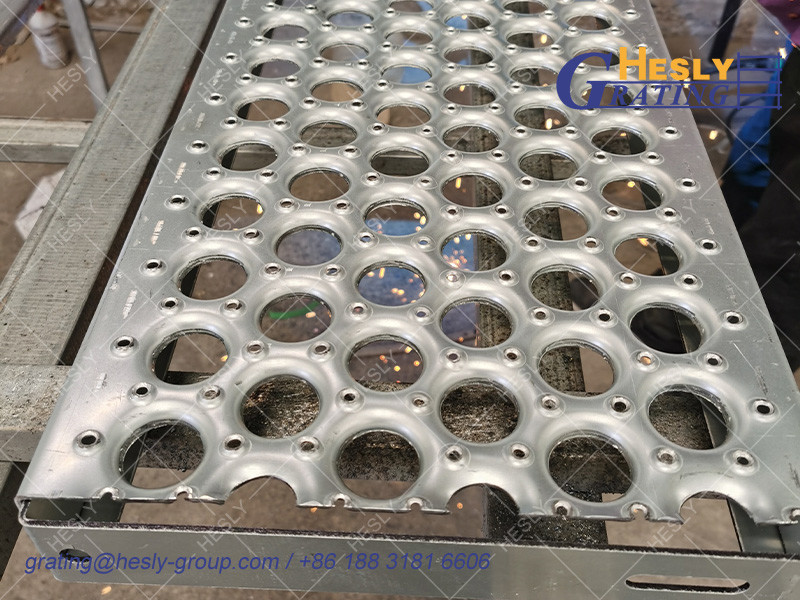 Perf-O Grip Strut Grating stairs, Width 300mmX1500mm, 2.0mm thickness, 50mm height, China HESLY Grating factory