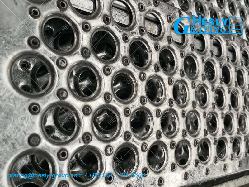 Galvanized Perf-O Grip Strut Grating Tread, Width 300mmX1200mm,2.5mm thickness, 50mm height, China HESLY Grating factory