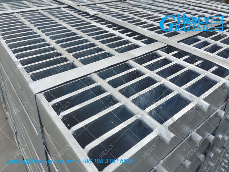 Welded Bar Grating, 32X5mm load bar @ 30mm pitch, 6mm square twisted bar, 1X1m grating panel, 50 micron meters zinc layer, HESLY China Grating factory